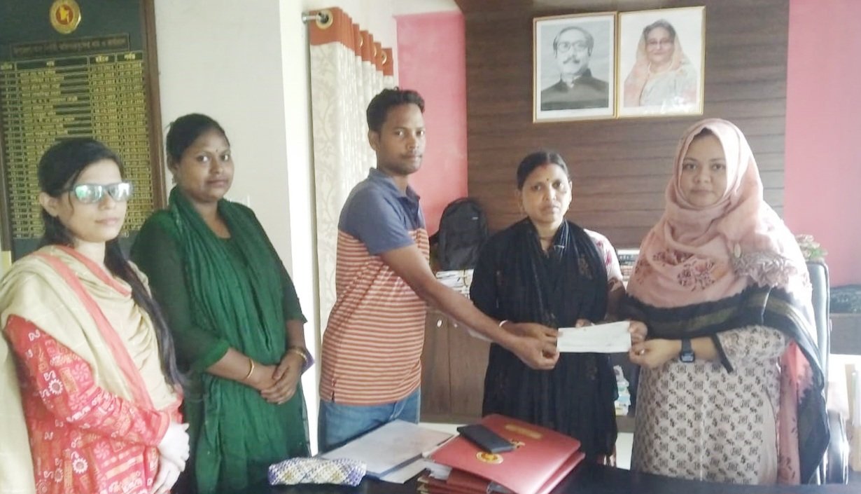 লেপ্রসি মিশন ইন্টারন্যাশনাল বাংলাদেশ এর সহযোগিতায় কুষ্ঠ ও প্রতিবন্ধীদের চেক প্রদান