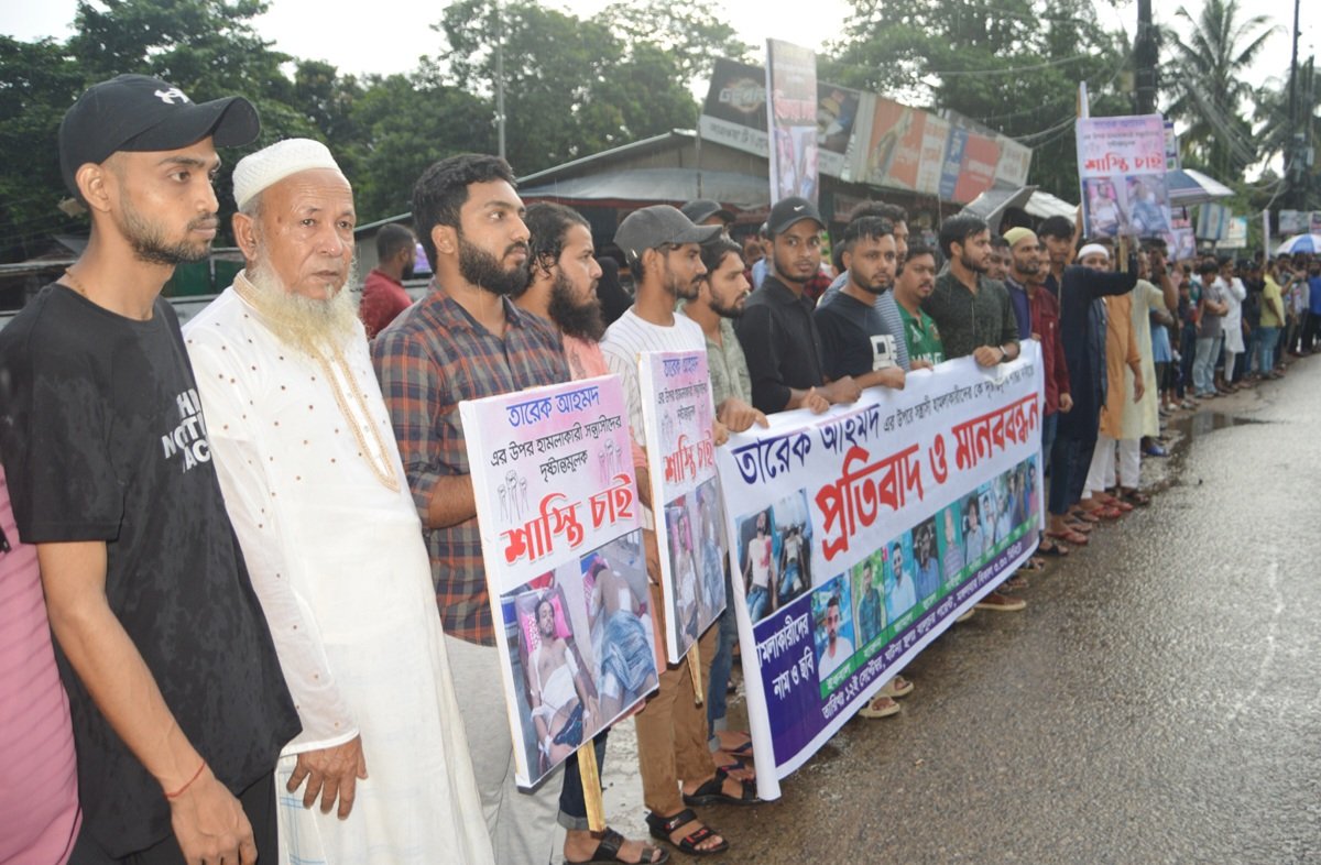 ফ্রিল্যান্সার তারেকের উপর হামলাকারীদের গ্রেফতারের দাবীতে মানববন্ধন