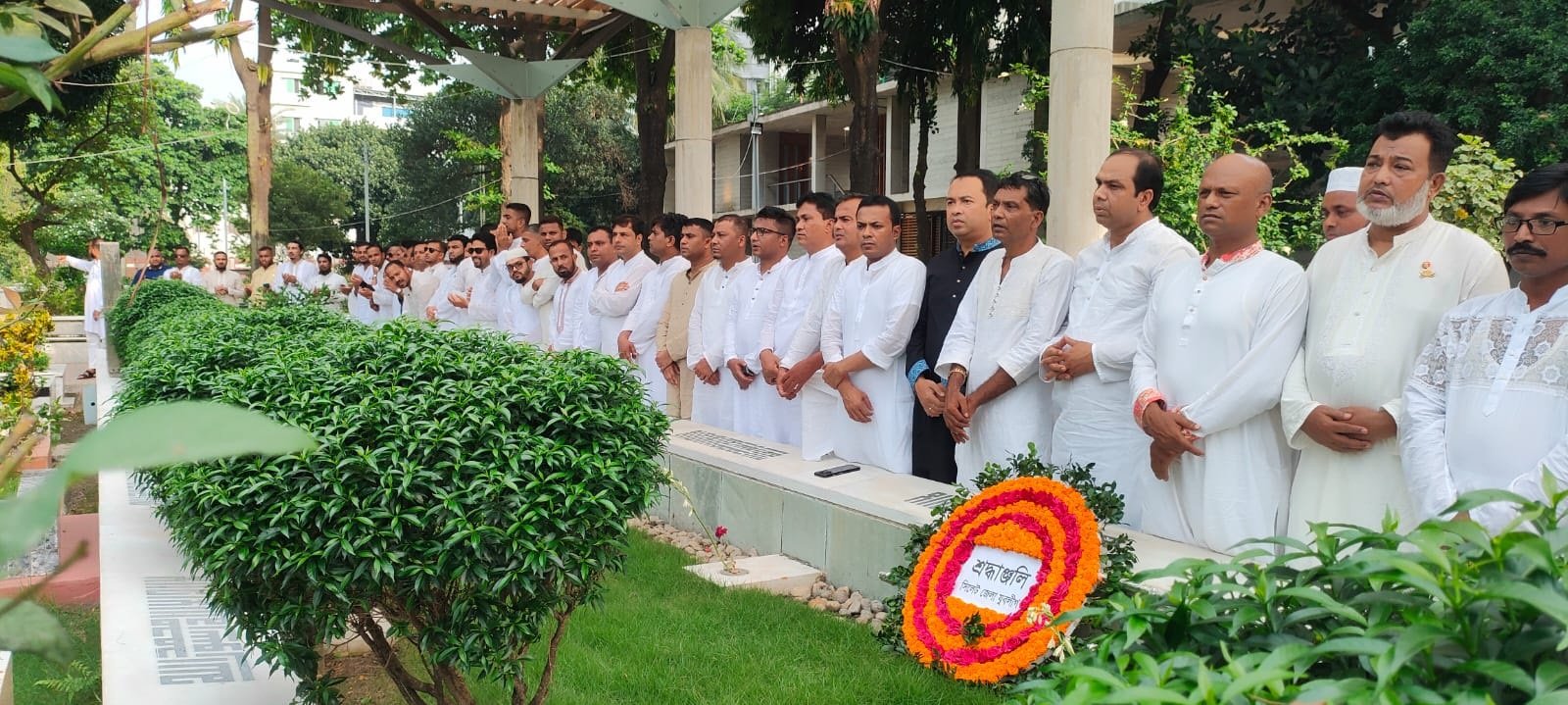 বনানী কবরস্তানে সিলেট জেলা যুবলীগের শ্রদ্ধা নিবেদন