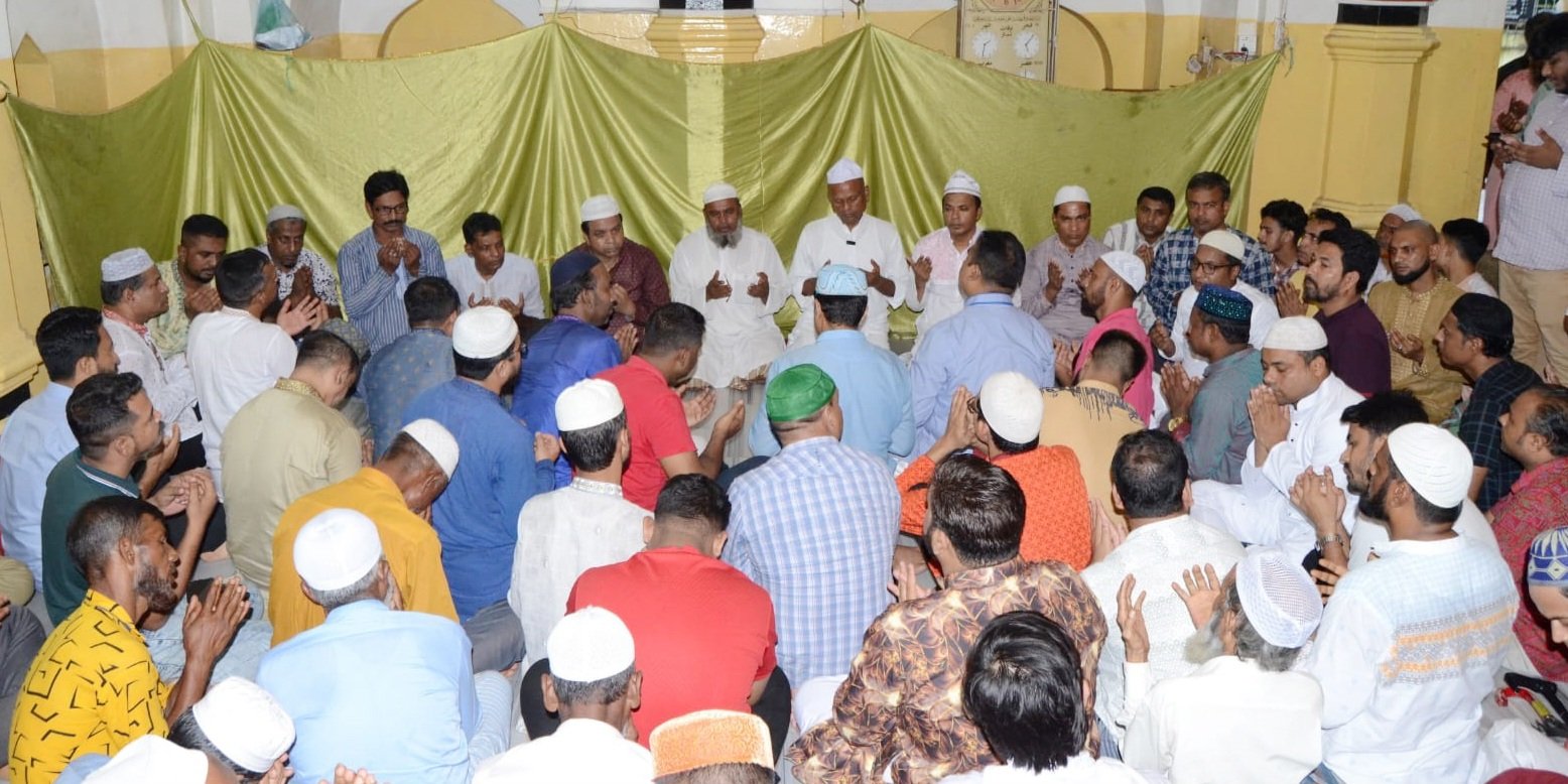 বঙ্গবন্ধুর ম্যুরালে জেলা যুবলীগের শ্রদ্ধা নিবেদন, মিলাদ ও দোয়া