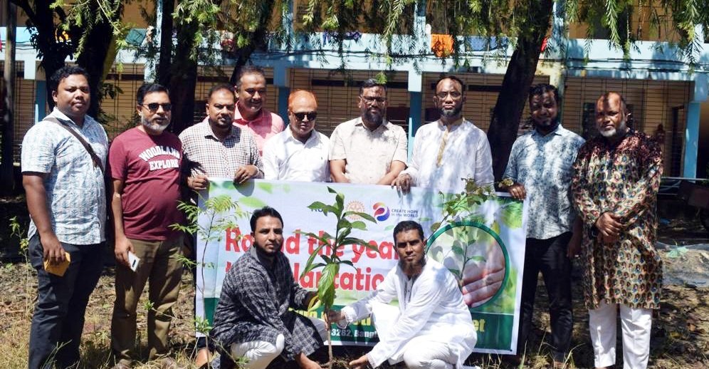 রোটারী ক্লাব অব মেট্রোপলিটন সিলেট’র স্বেচ্ছায় রক্তদান ও বৃক্ষরুপণ কর্মসুচি পালন