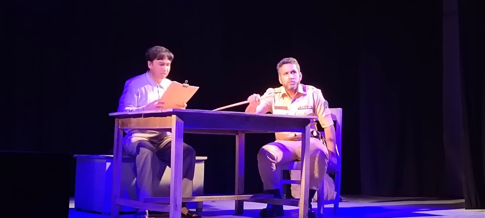 সম্মিলিত নাট্য পরিষদের প্রতিষ্ঠাবার্ষিকী নাট্যোৎসব এর সমাপনী দিনের নাটক ‘আমিই নজরুল’ মঞ্চস্থ