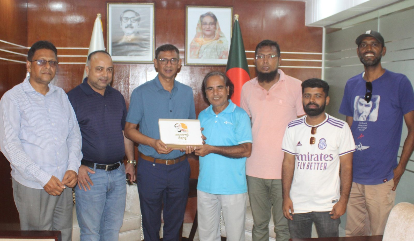 সিলেট চেম্বার সভাপতি তাহমিন আহমদ’র হাতে “আলোকপটে বঙ্গবন্ধু” এ্যালবাম প্রদান