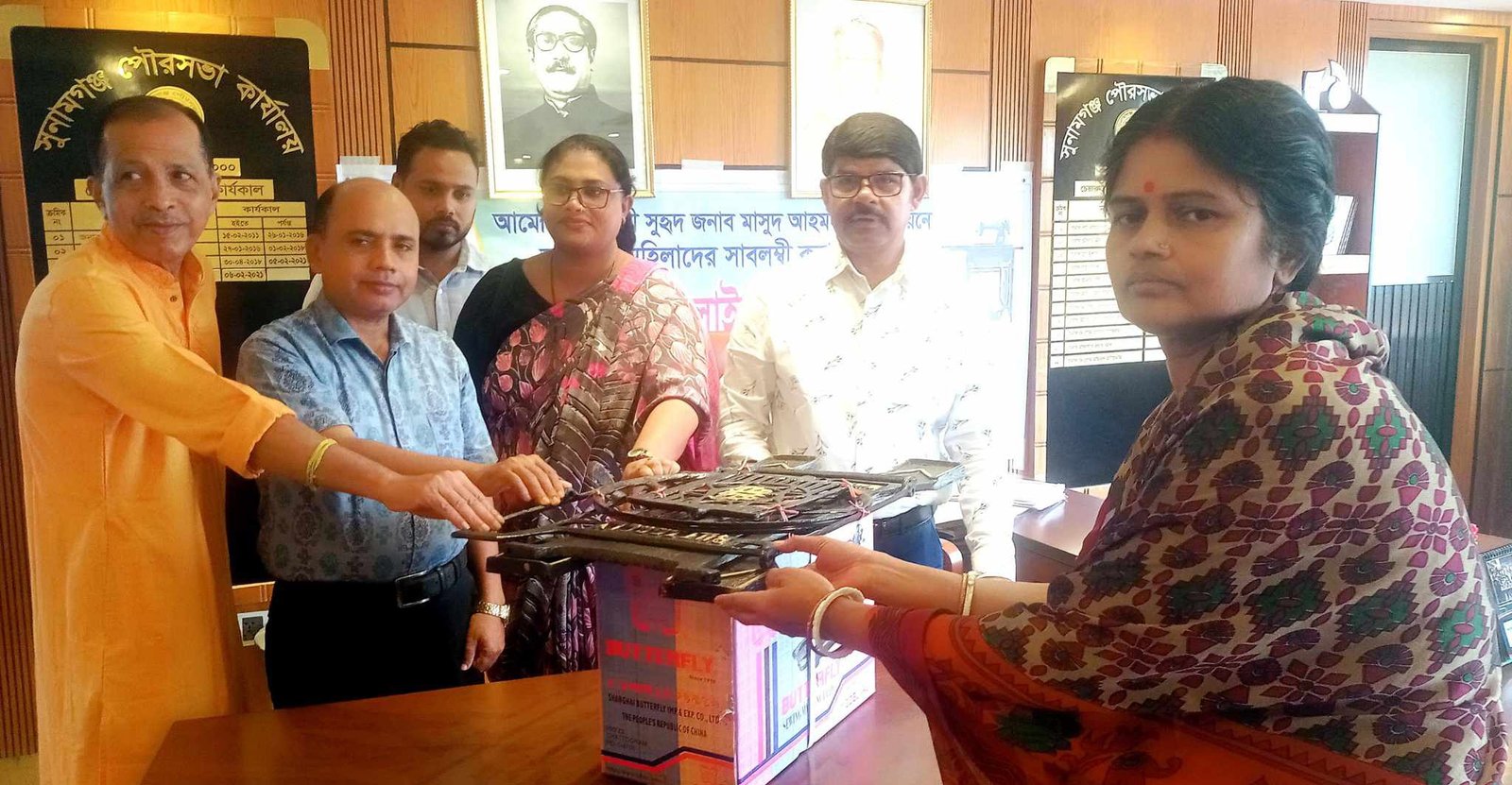আমেরিকা প্রবাসীর অর্থায়নে সুনামগঞ্জ পৌরসভার ১৪ জন অস্বচ্ছল নারীর মাঝে সেলাই মেশিন তুলে দেন মেয়র নাদের বখত