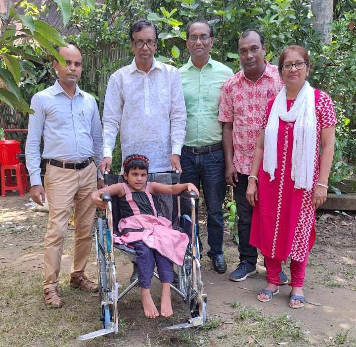 বিশ্বম্ভরপুরে শিক্ষার্ঘীদের পাশে এনজিও সংস্হা ব্র্যাক