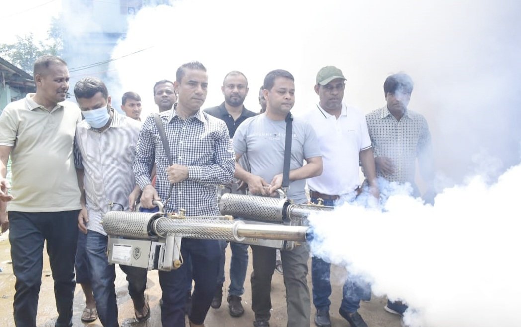 সিলেটে ডেঙ্গু প্রতিরোধে মশক নিধক ছিটাল মহানগর যুবলীগ