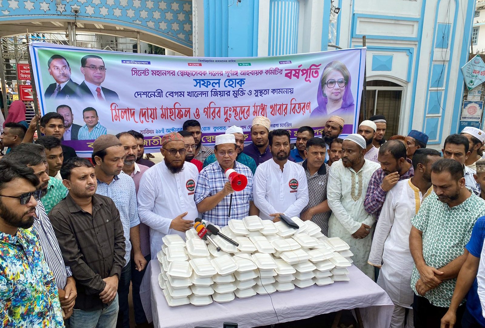 বেগম জিয়ার সুস্থতা কামনায় দুঃস্থদের মাঝে সিলেট মহানগর স্বেচ্ছাসেবকদলের খাবার বিতরণ