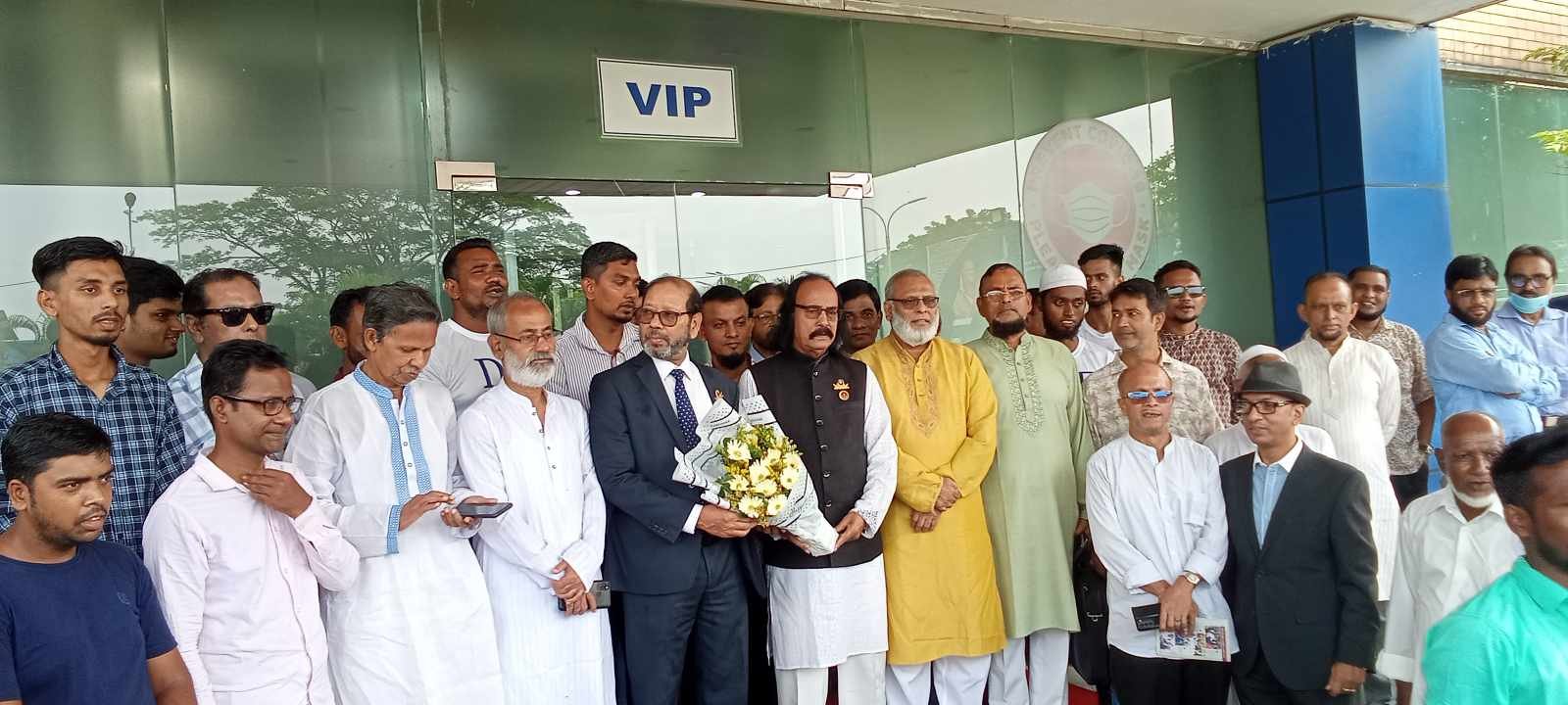 সিলেট-৩ আসনে নৌকা প্রত্যাশী মনির হোসাইনকে ওসমানী বিমানবন্দরে সংবর্ধনা