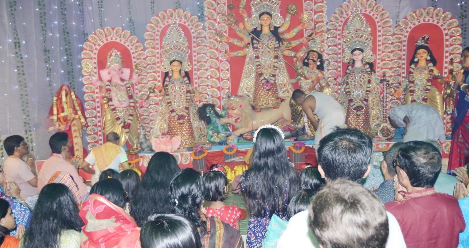 শারদীয় দুর্গোৎসবের মহাসপ্তমীতে চৈতালী সংঘের অঞ্জলি প্রদান