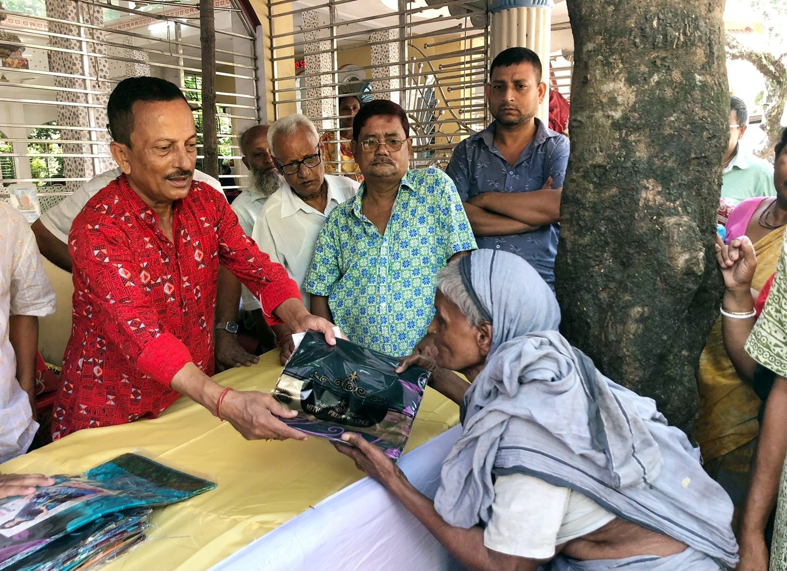 সুবিধা বঞ্চিত মানুষের মধ্যে কাউন্সিলর শান্তনু দত্ত সন্তুর শাড়ী ও লুঙ্গি বিতরণ