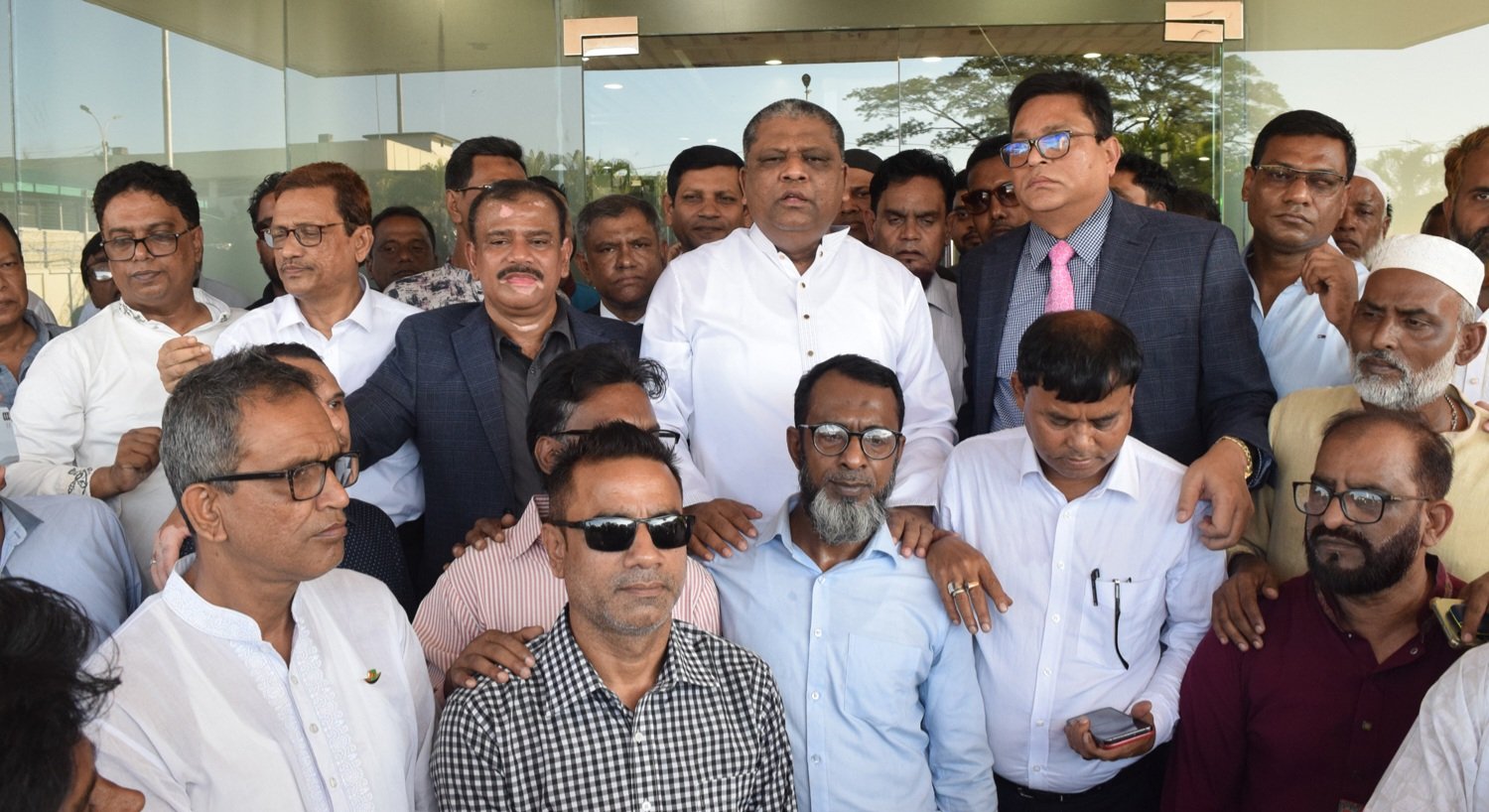 এডভোকেট মাহফুজ ও জগলু চৌধুরীকে বিমানবন্দরে সংবর্ধনা