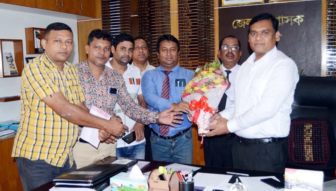সিলেটের জেলা প্রশাসককে শ্রীহট্ট সংস্কৃত কলেজের পূজা কমিটির ফুলেল শুভেচ্ছা