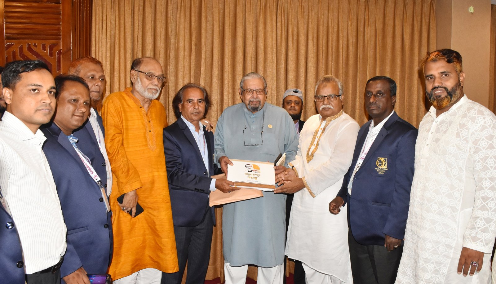প্রবাসীকল্যাণমন্ত্রী ইমরান আহমদ এমপির হাতে “আলোকপটে বঙ্গবন্ধু” এ্যালবাম প্রদান