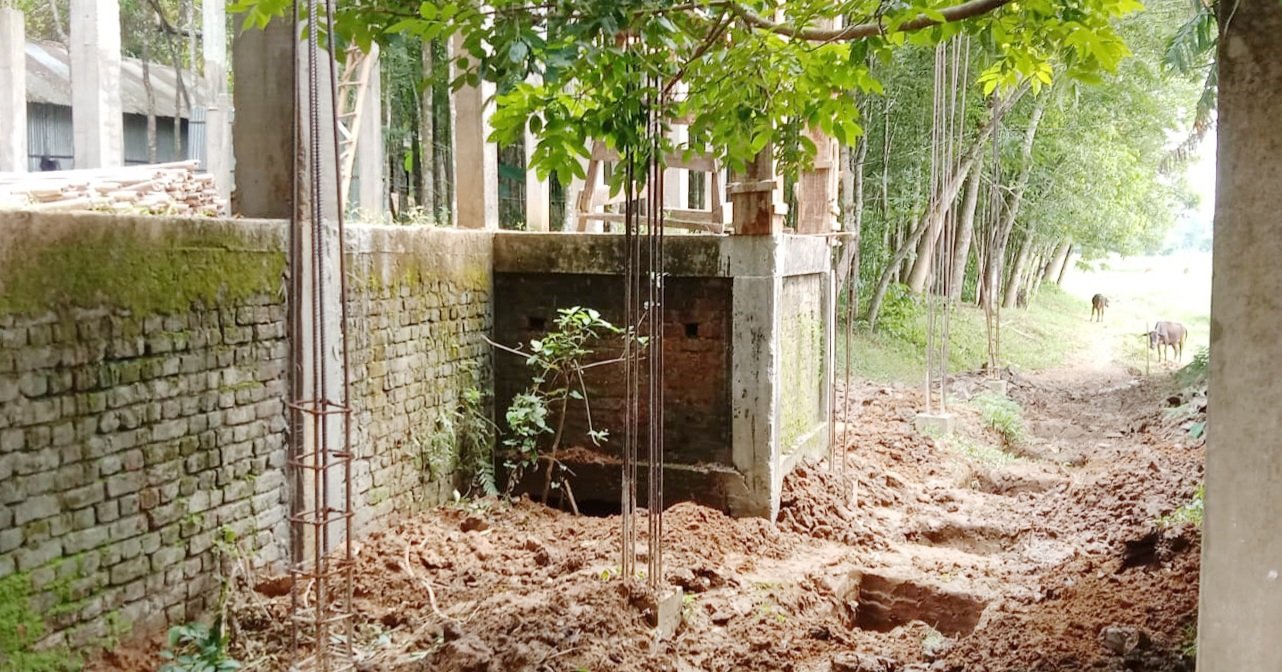 বড়লেখায় প্রবাসীর উদ্যোগে নির্মিত মসজিদের সিমানা প্রাচীর কাজে বাঁধা