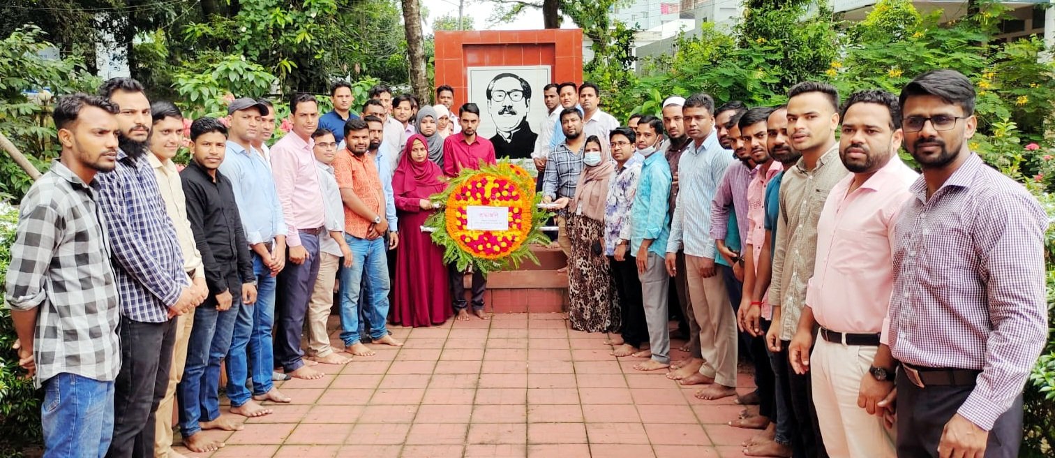 বঙ্গবন্ধুর প্রতিকৃতিতে মুক্তিযুদ্ধের চেতনায় বিশ্বাসী সিমেবি কর্মচারী পরিষদ’র শ্রদ্ধা নিবেদন