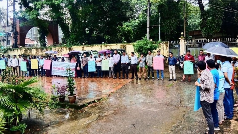 সিলেট মেডিকেল বিশ্ববিদ্যালয়ের তৃতীয় ও চতুর্থ শ্রেণির কর্মচারীদের মানবপ্রাচীর