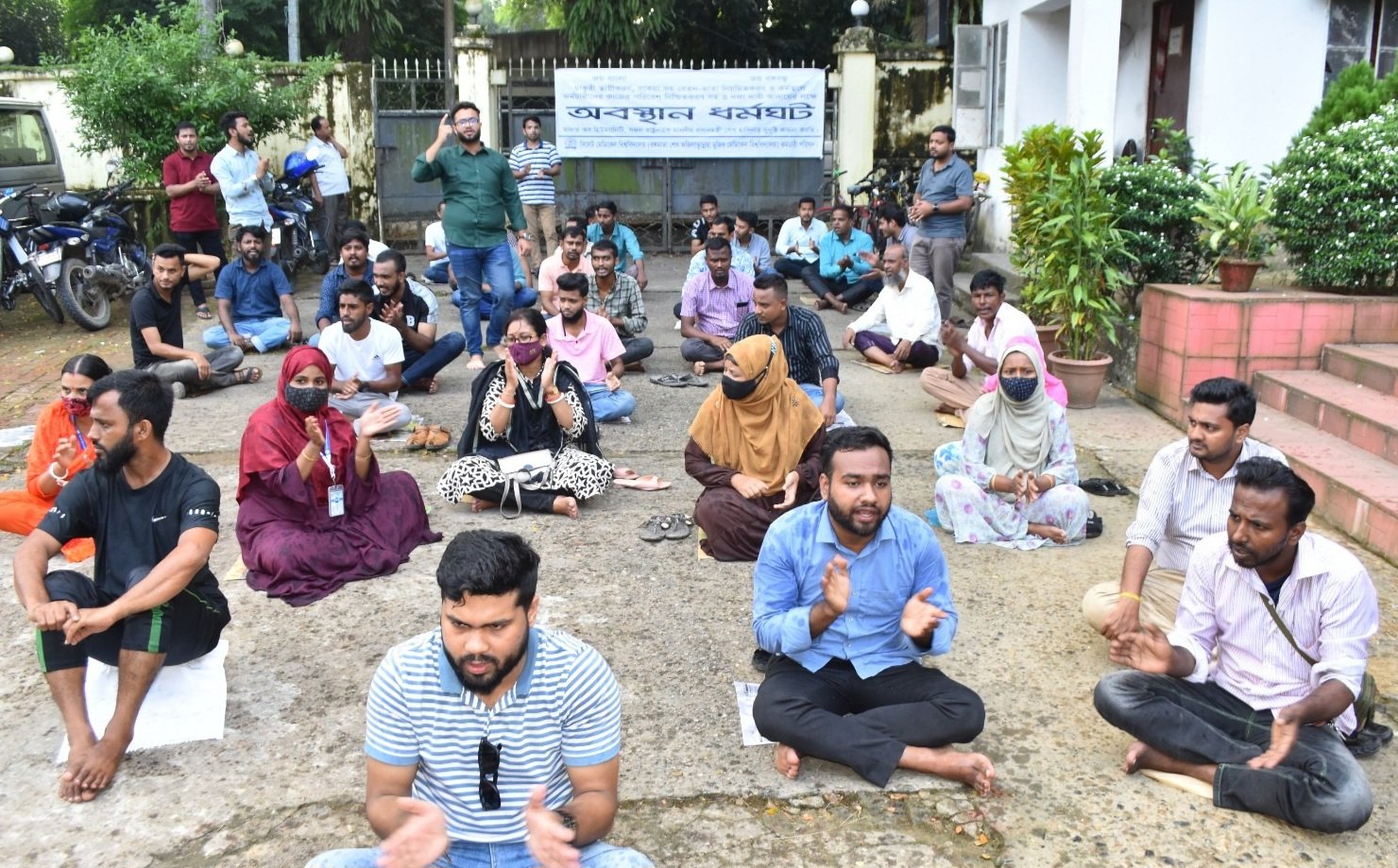 সিলেট মেডিকেল বিশ্ববিদ্যালয়ে কর্মচারীদের অবস্থান ধর্মঘট