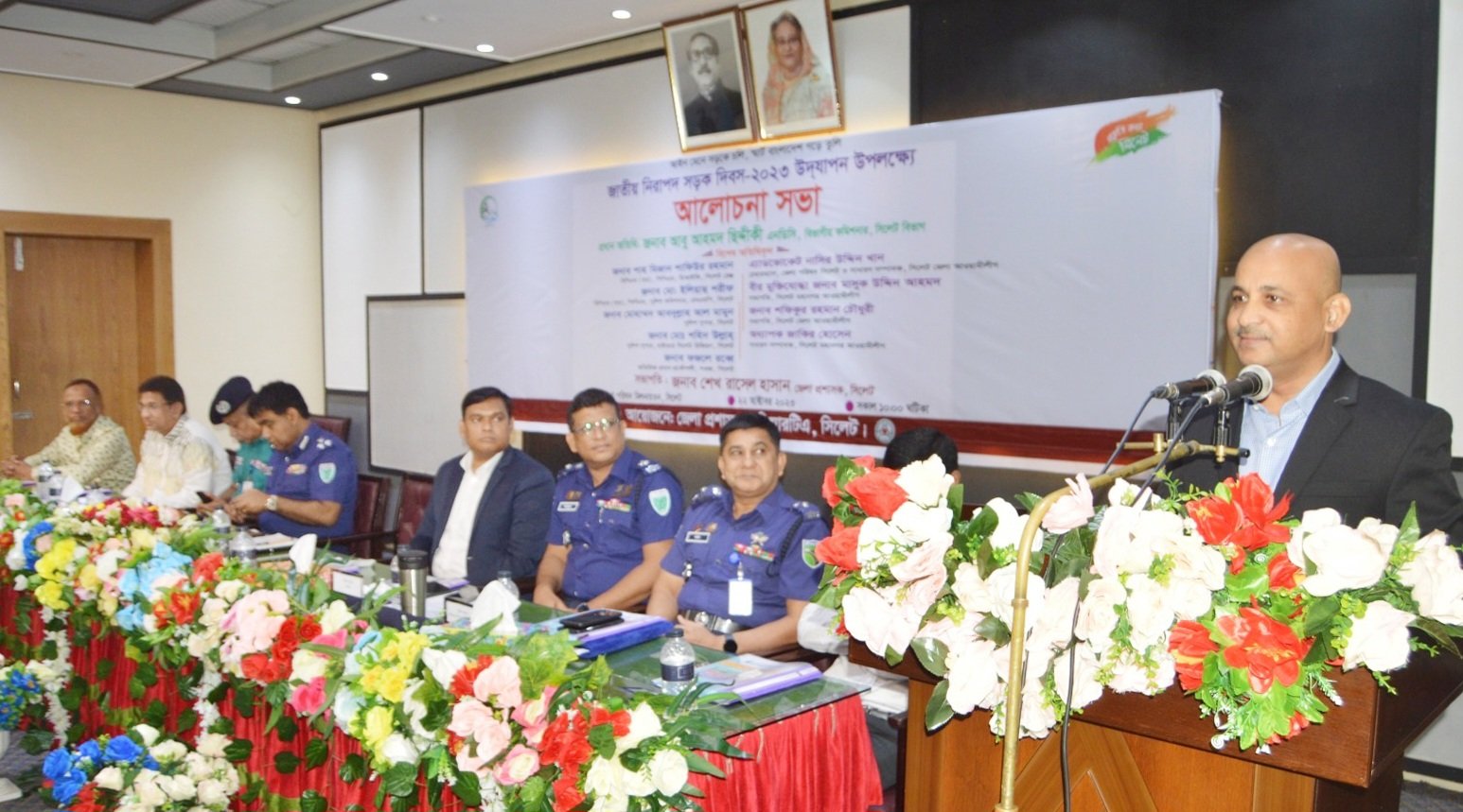 সড়ক দূর্ঘটনা প্রতিরোদে চালক ও পথচারীদের সচেতন হয়ে চলাচল করতে হবে-বিভাগীয় কমিশনার 