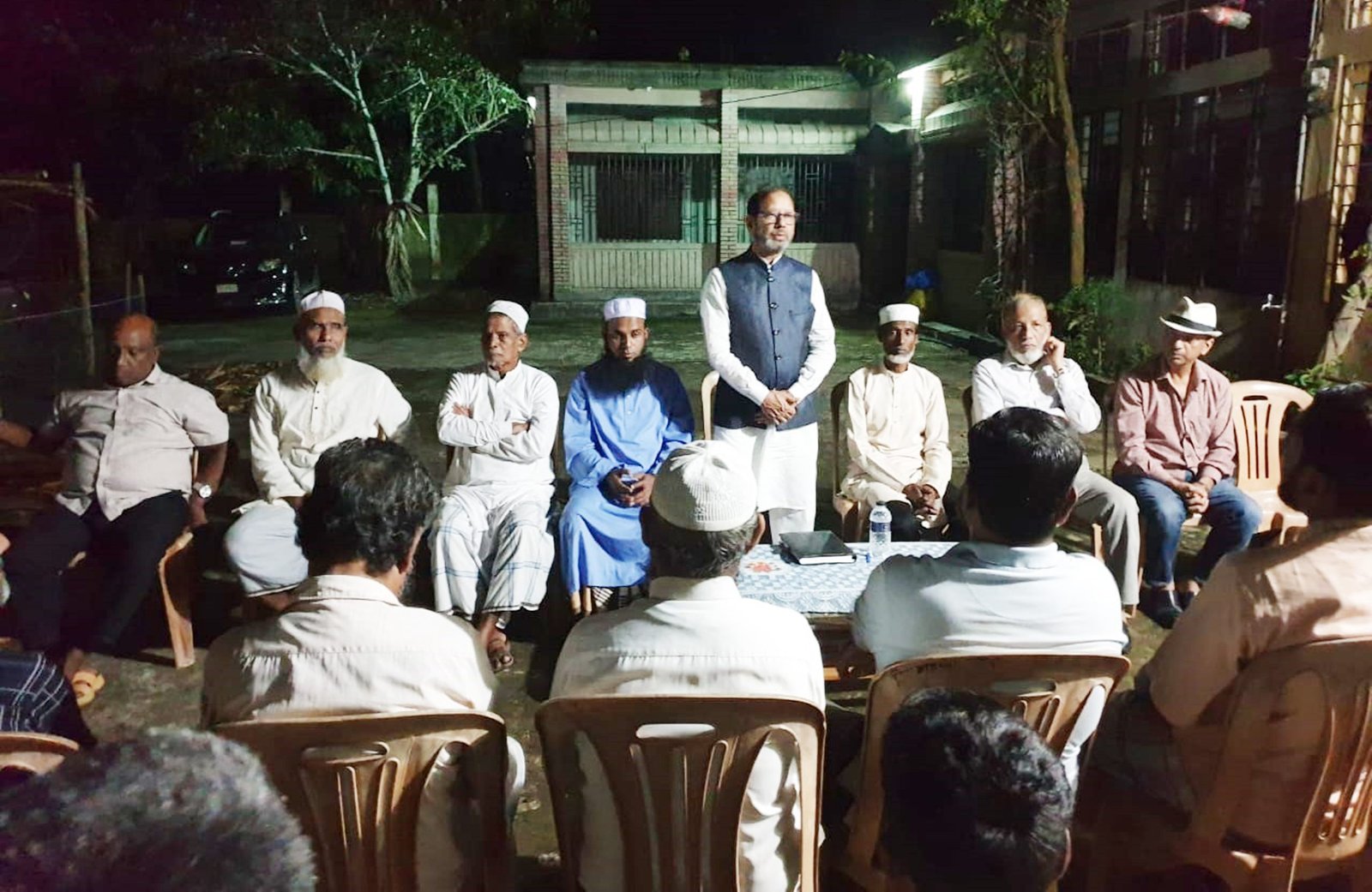 নিজ এলাকার মানুষের সঙ্গে মনির হোসাইনের মতবিনিময়