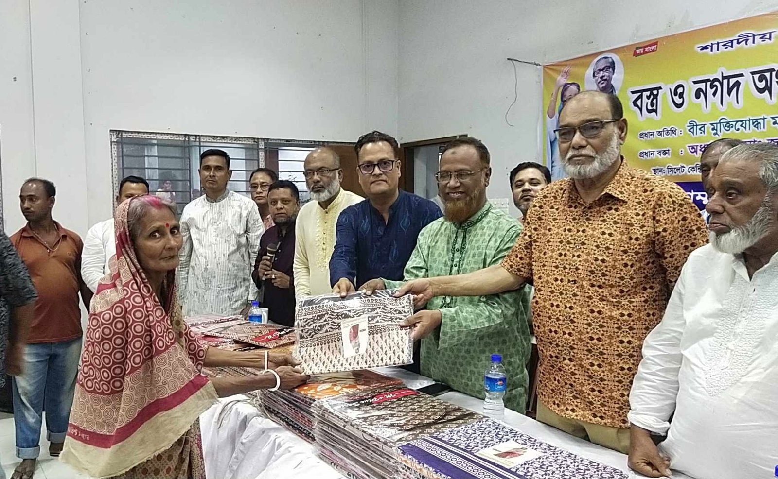 দুর্গাপুজা উপলক্ষ্যে কাউন্সিলর লিপনের শাড়ি-লুঙ্গি বিতরণ