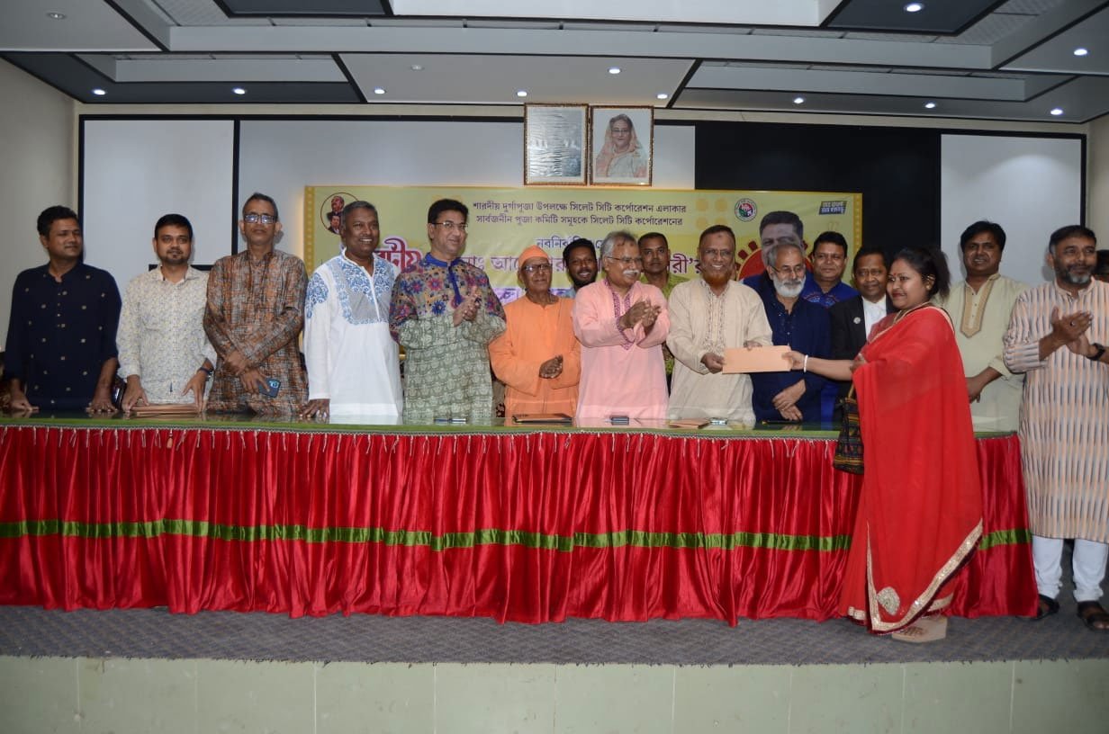 দুর্গাপূজা উপলক্ষে আনোয়ারুজ্জামান চৌধুরীর অনুদান প্রদান