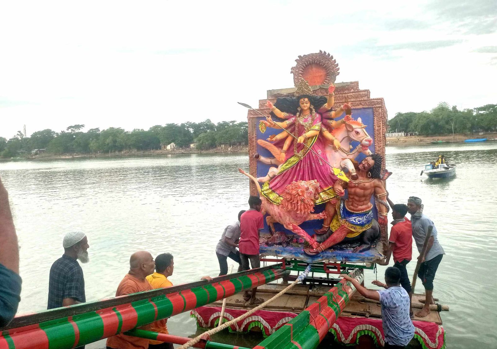 সুনামগঞ্জে প্রতিমা বির্সজনের মধ্যে দিয়ে হিন্দু সম্প্রদায়ের সবচেয়ে বড় ধর্মীয় উৎসব শারদীয় দূর্গাপূজার সমাপ্তি