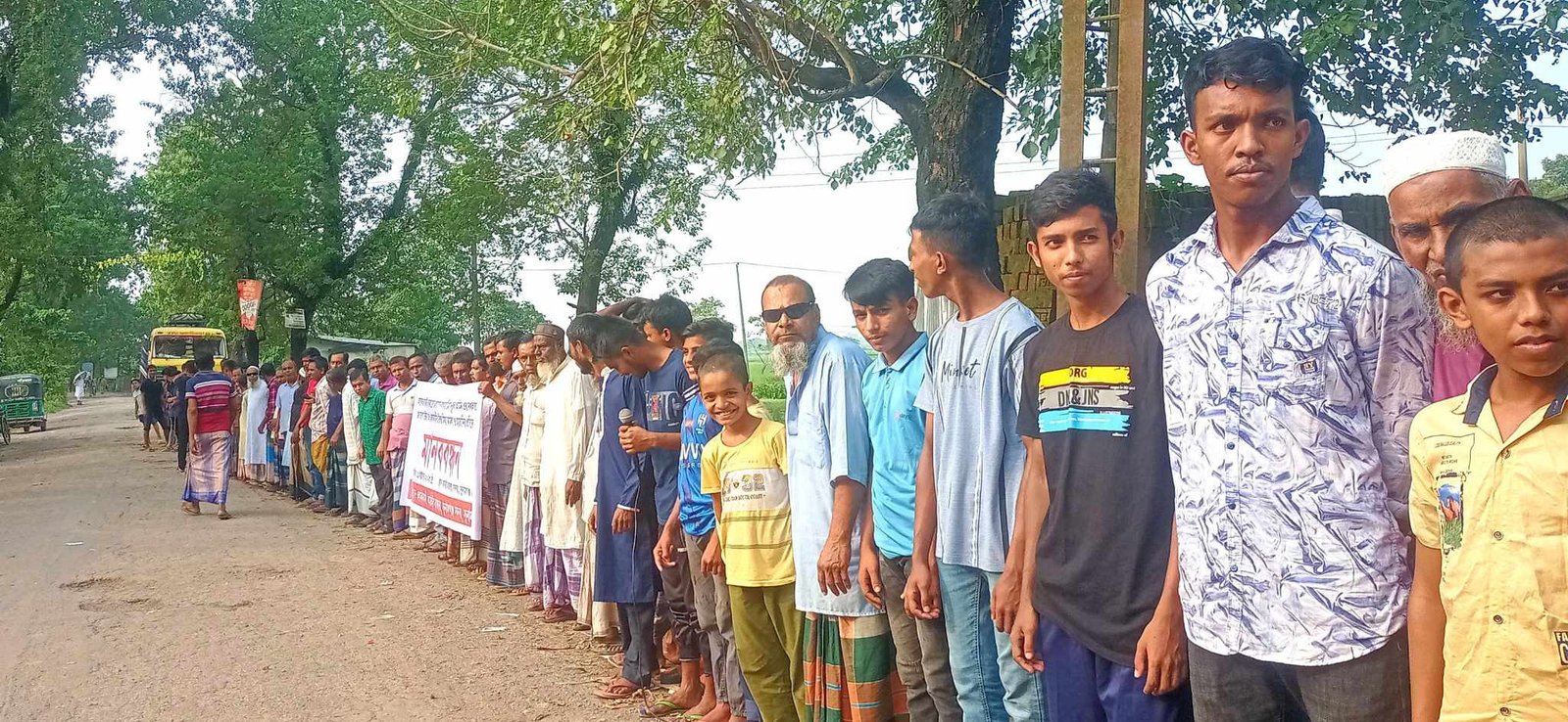 সুনামগঞ্জের ভূমিখেকো মো. নুরুল আমীন কর্তৃক একাধিক ভিটা দখলের প্রতিবাদে মানববন্ধন