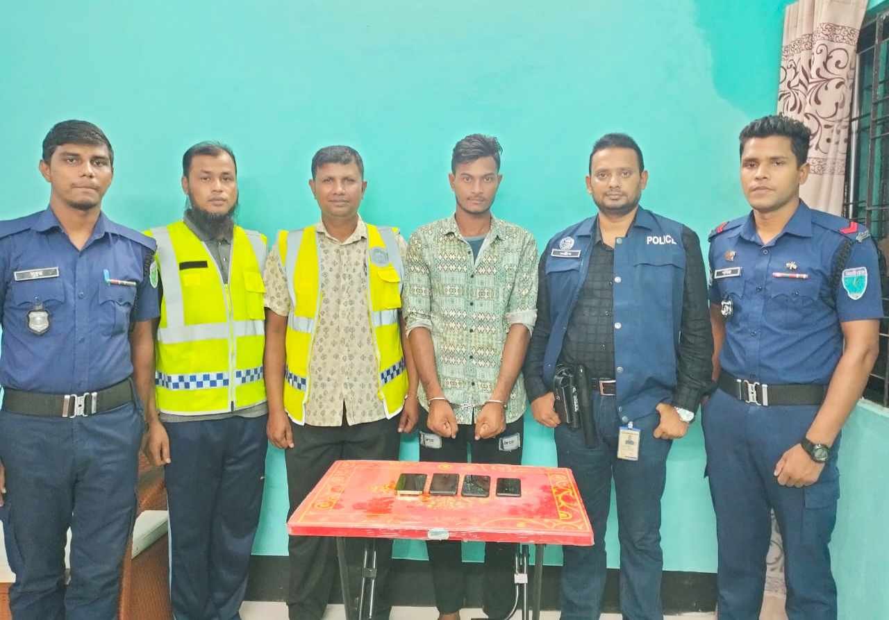 পর্যটকদের চুরি হওয়া মোবাইল উদ্ধার করলো পুলিশ