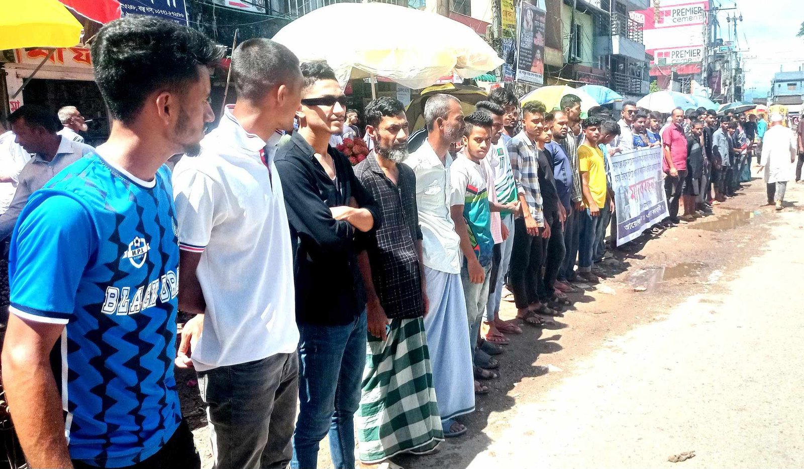 সুনামগঞ্জে সানি নামে এক যুবককে কুপিয়ে আহত করার ঘটনায় মানববন্ধন অনুষ্ঠিত