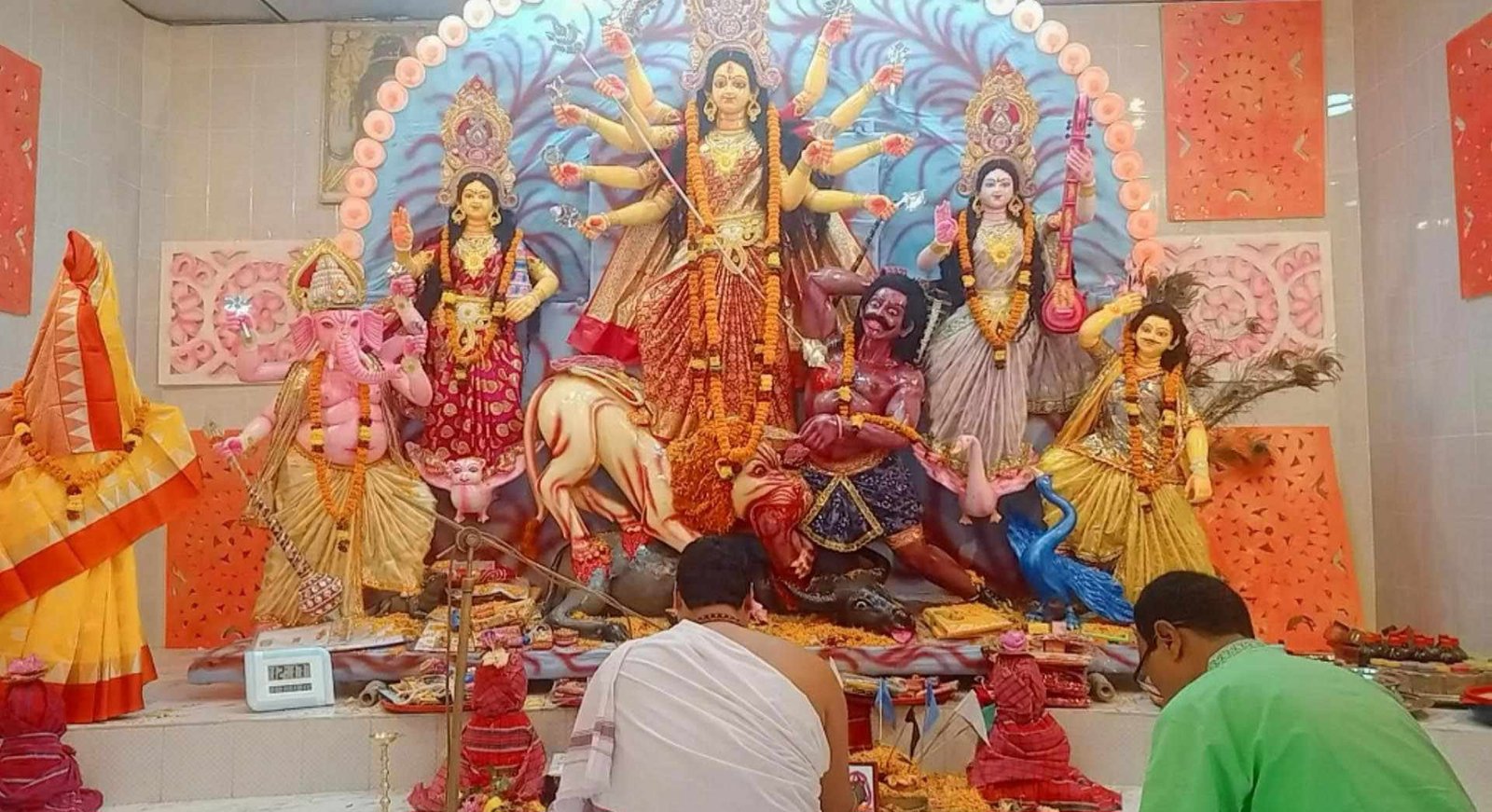 সুনামগঞ্জে ৪২৬টি পূজামন্ডপে মহাঅষ্টমীতে দেশ ও জাতির কল্যাণে মায়ের চরণে পুষ্পাজ্ঞলী দিয়ে প্রার্থনা