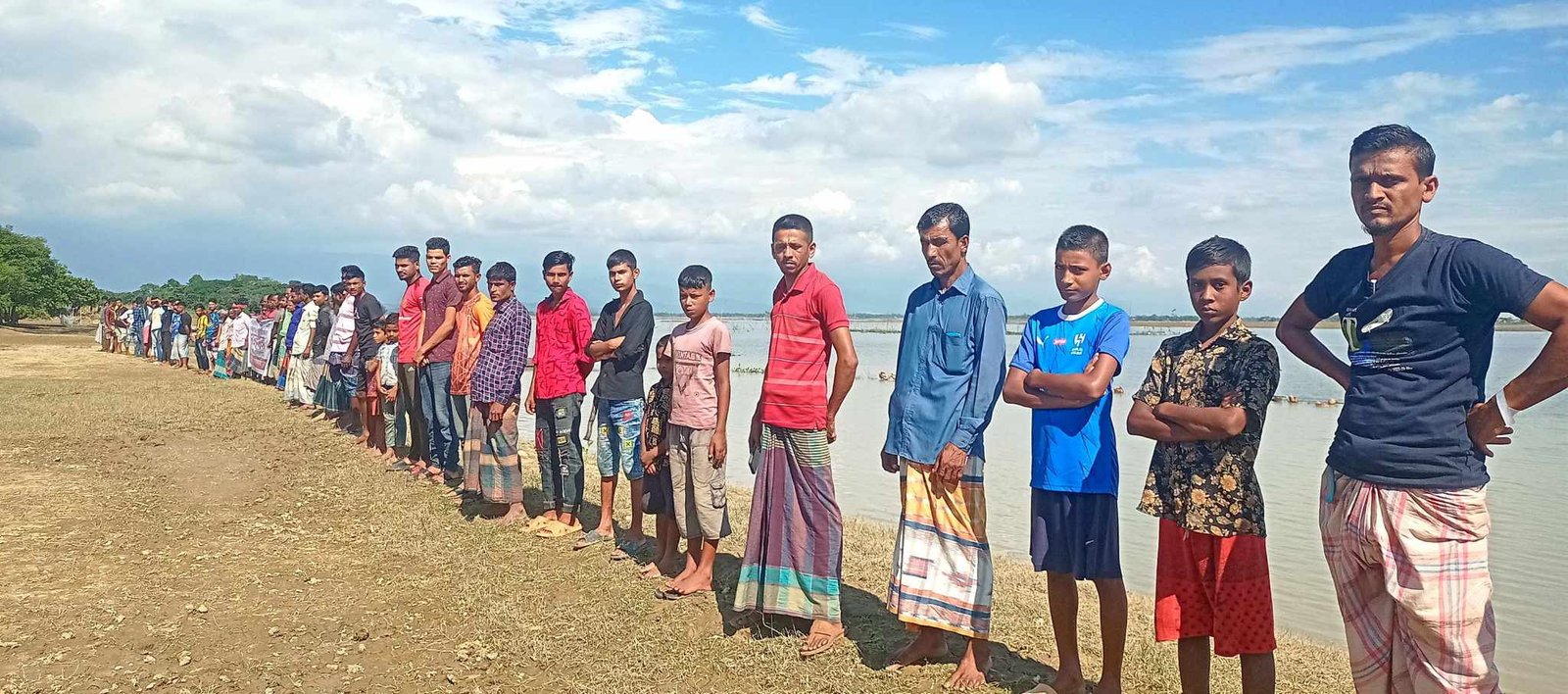 সুনামগঞ্জের চাতলবিল-খাসিয়াখালী জলমহালে মৎস্য আহরণে বাধা ও হুমকি দেয়ার প্রতিবাদে মানববন্ধন