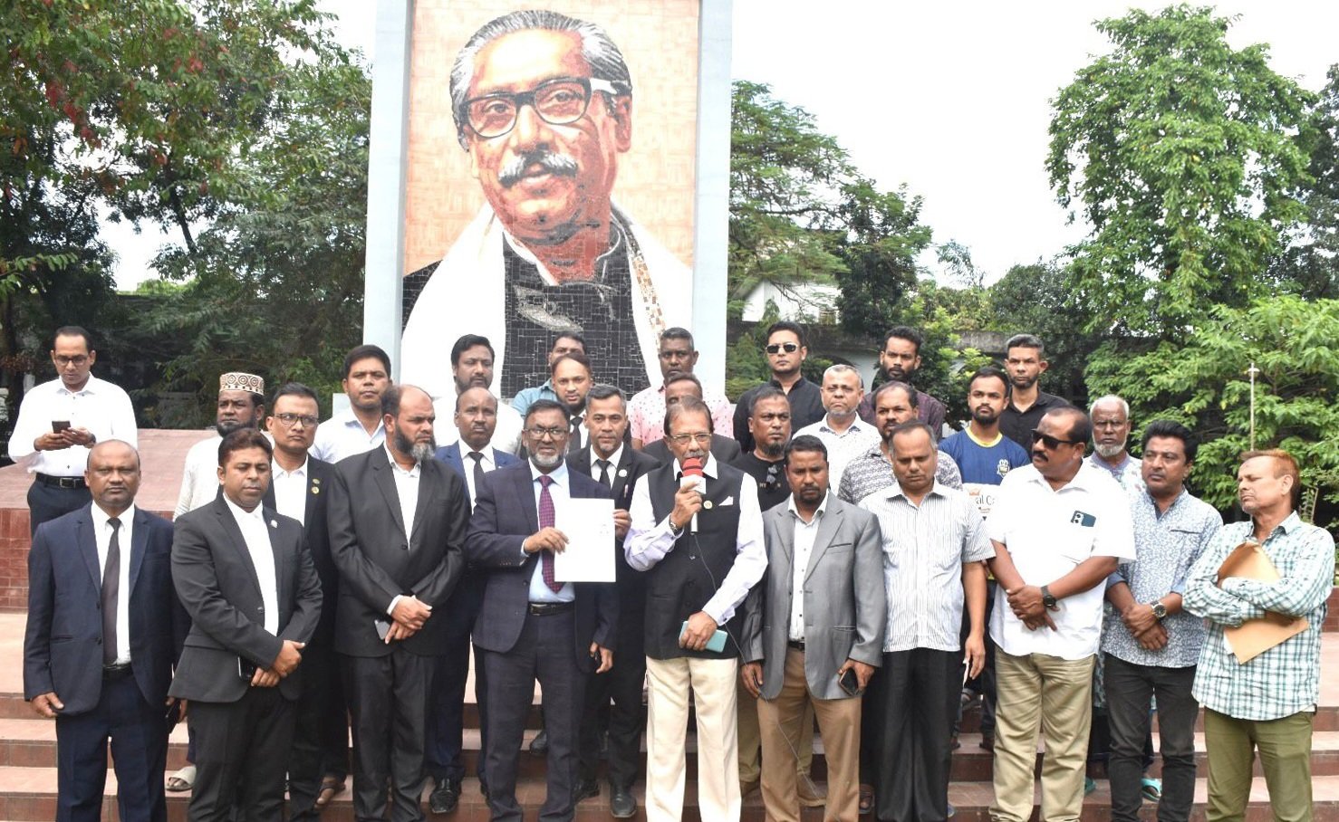 দলীয় মনোনয়নপত্র দাখিল শেষে বঙ্গবন্ধুর মুরালে শ্রদ্ধা জানালেন এডভোকেট শামসুল ইসলাম