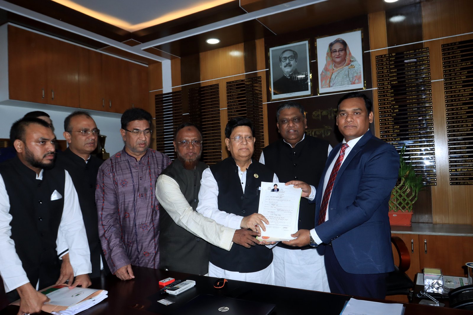 মনোনয়নপত্র জমা দিয়েছেন সিলেট-১ আসনে আওয়ামী লীগ মনোনীত নৌকার প্রার্থী