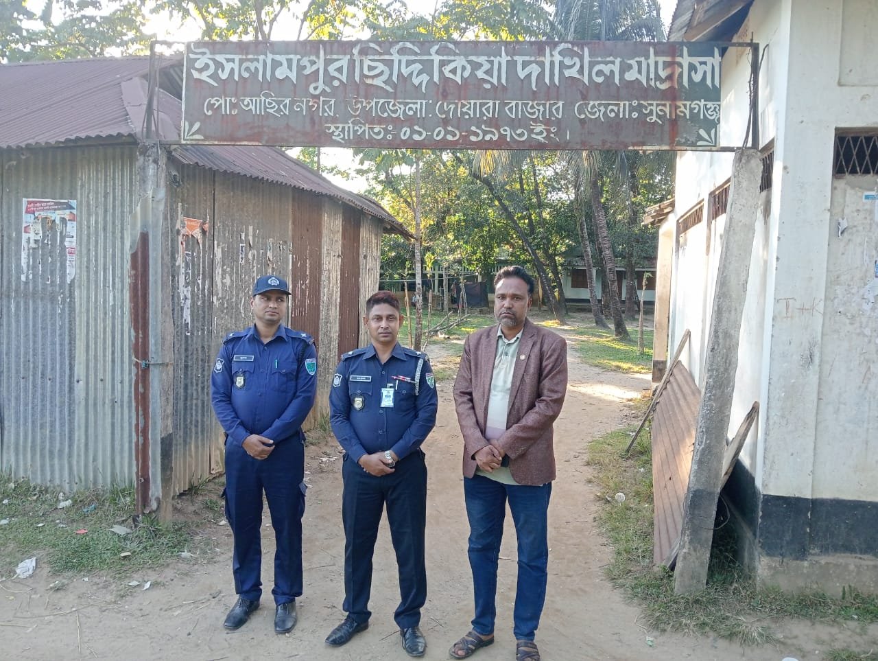 দোয়ারাবাজারে বিভিন্ন ভোট কেন্দ্র পরিদর্শন করলেন অফিসার ইনচার্জ 