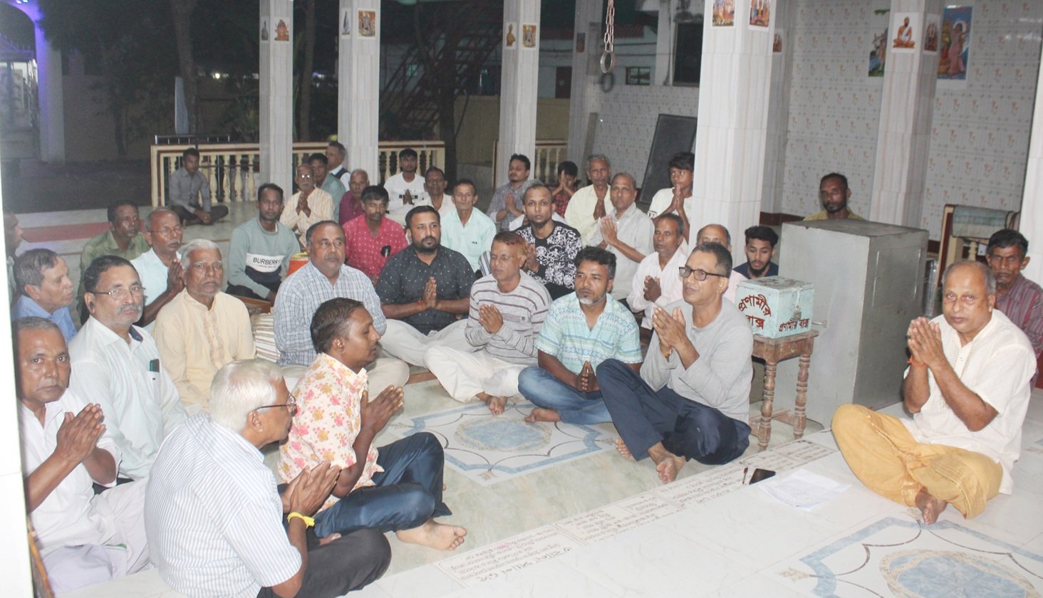 সাবেক মন্ত্রী দেওয়ান ফরিদ গাজীর নাতনীর রোগমুক্তি কামনায় কালীবাড়ি মন্দিরে প্রার্থনা