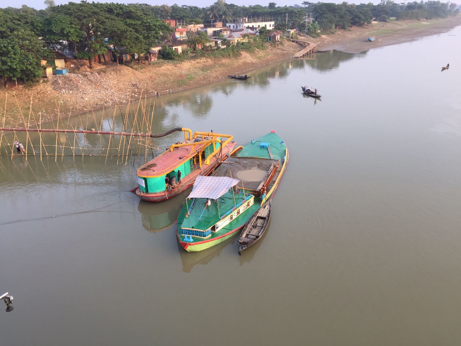 কুশিয়ারা নদী থেকে লুপাট হচ্ছে কোটি কোটি টাকার বালু! নদীর বাঁধ হুমকির সম্মুখীন
