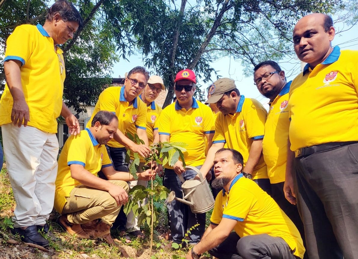 লায়ন্স ক্লাব অব সিলেট হলিসিটির বৃক্ষরোপন ও মশা নিধন কার্যক্রমের উদ্বোধন
