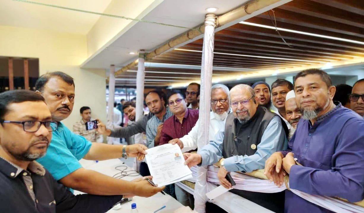 আ.লীগ সভাপতি-সম্পাদকদের নিয়ে দলীয় মনোনয়ন জমা দিলেন মন্ত্রী ইমরান