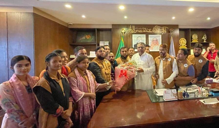 নবনির্বাচিত মেয়রকে বাংলাদেশ ইয়ূথ ক্যাডেট ফোরাম সিলেট জেলার ফুলেল শুভেচ্ছা