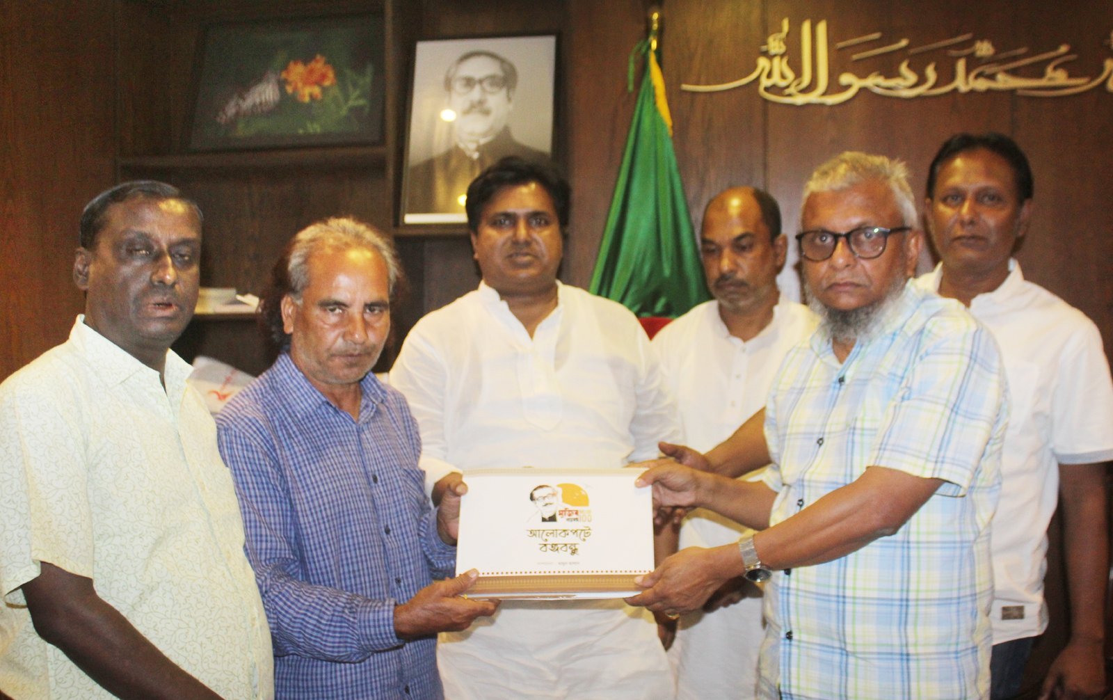সিলেট সিটি কর্পোরেশনের মেয়র এর হাতে আলোকপটে বঙ্গবন্ধু এ্যালবাম প্রদান