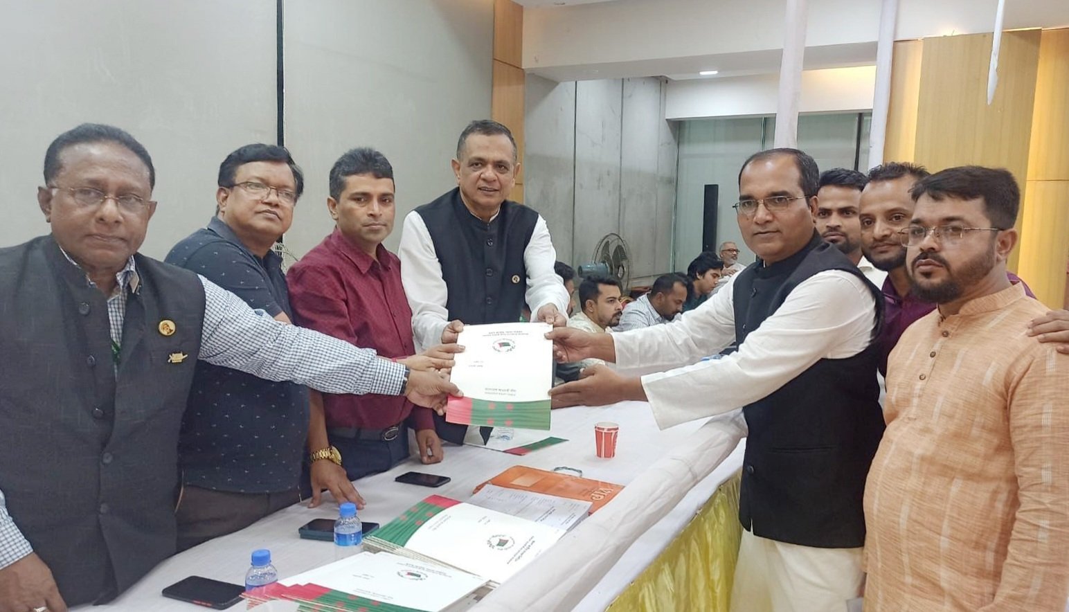 সিলেট-৪ আসনে এমপি পদে দলীয় মনোনয়পত্র জমা দিলেন নাজমুল আলম রোমেন