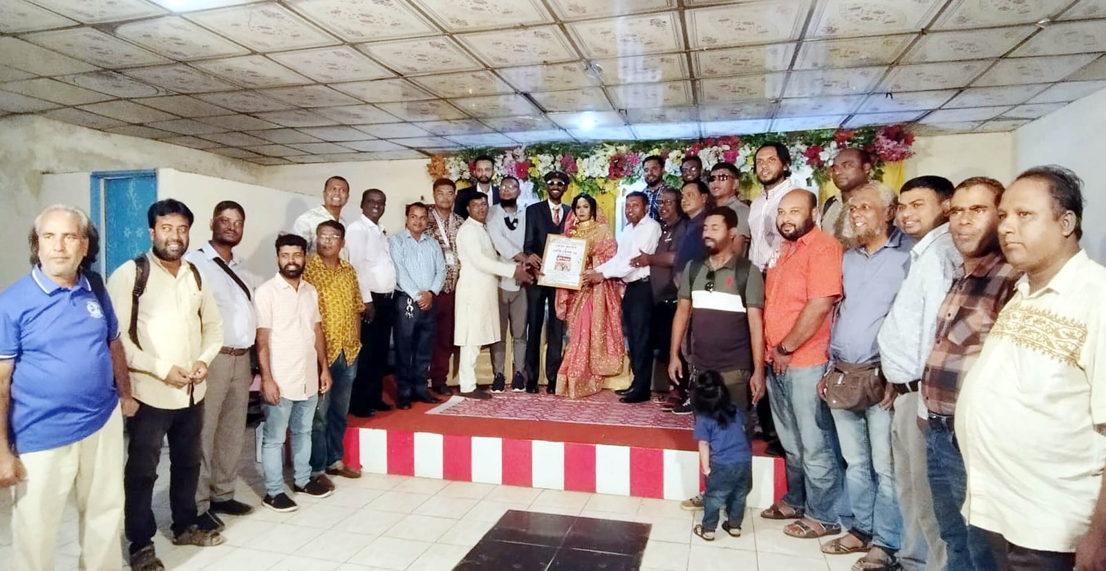 আলোকচিত্রী রেজা রুবেলের ওয়ালিমাতে ফটো জার্নালিস্ট এসোসিয়েশনের প্রীতি স্মারক প্রদান