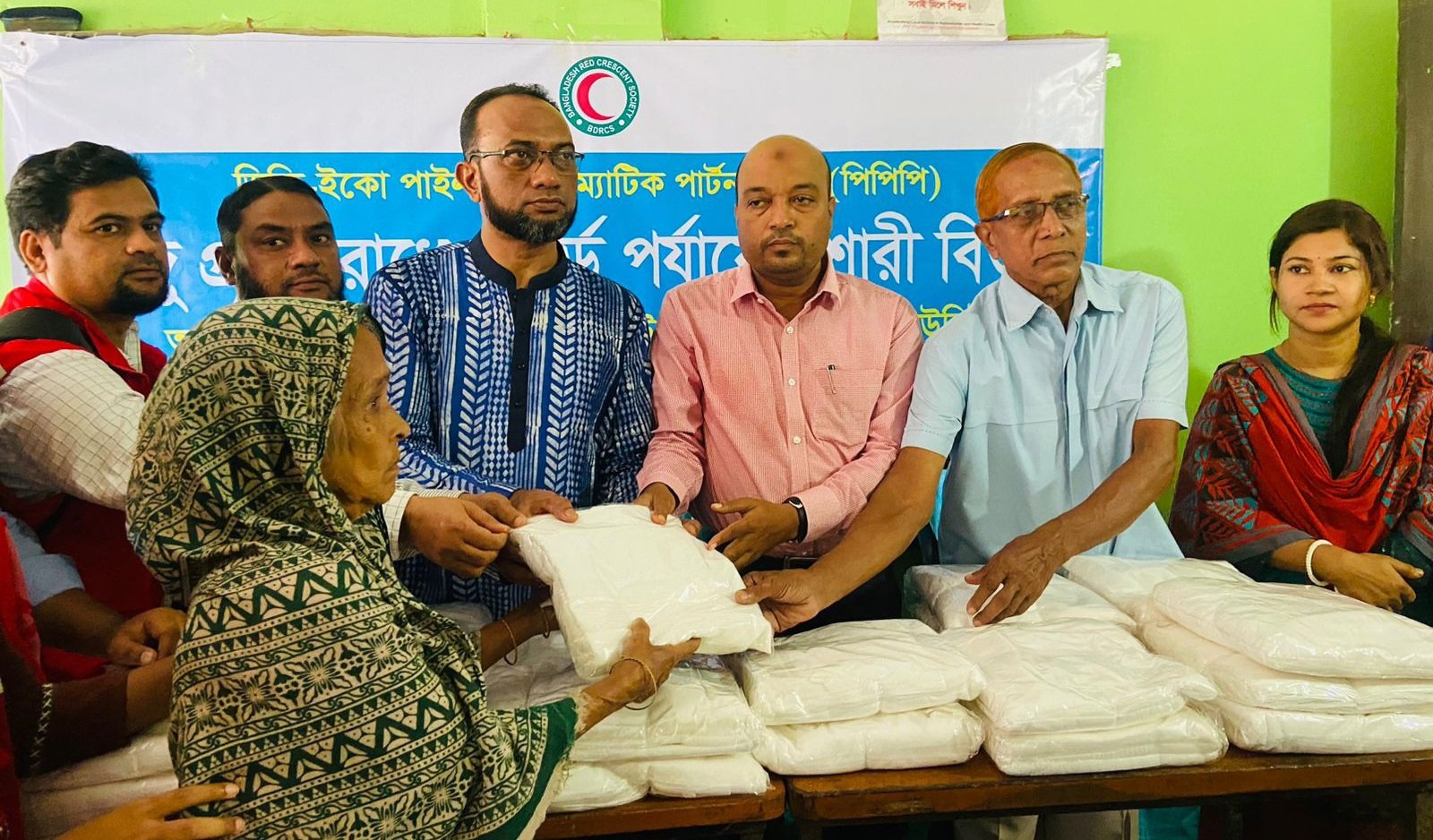 রেডক্রিসেন্টের উদ্যোগে ডেঙ্গু মোকাবেলায় মশারী বিতরন
