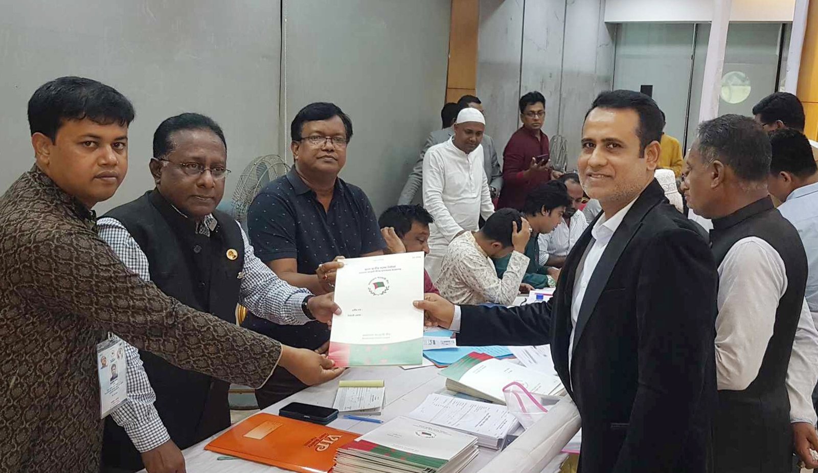 সিলেট-৩ আসনে আওয়ামী লীগের মনোনয়নপত্র জমা দিলেন শামীম ইকবাল