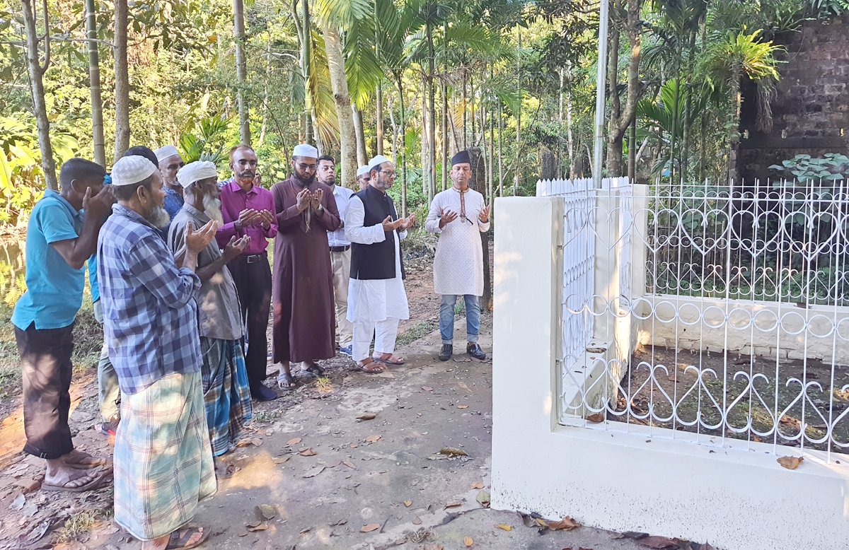 গহরপুরি’র কবর জিয়ারত করলেন মনির হোসাইন মাদরাসা মুহতামিমের সঙ্গে সৌজন্যসাক্ষাৎ