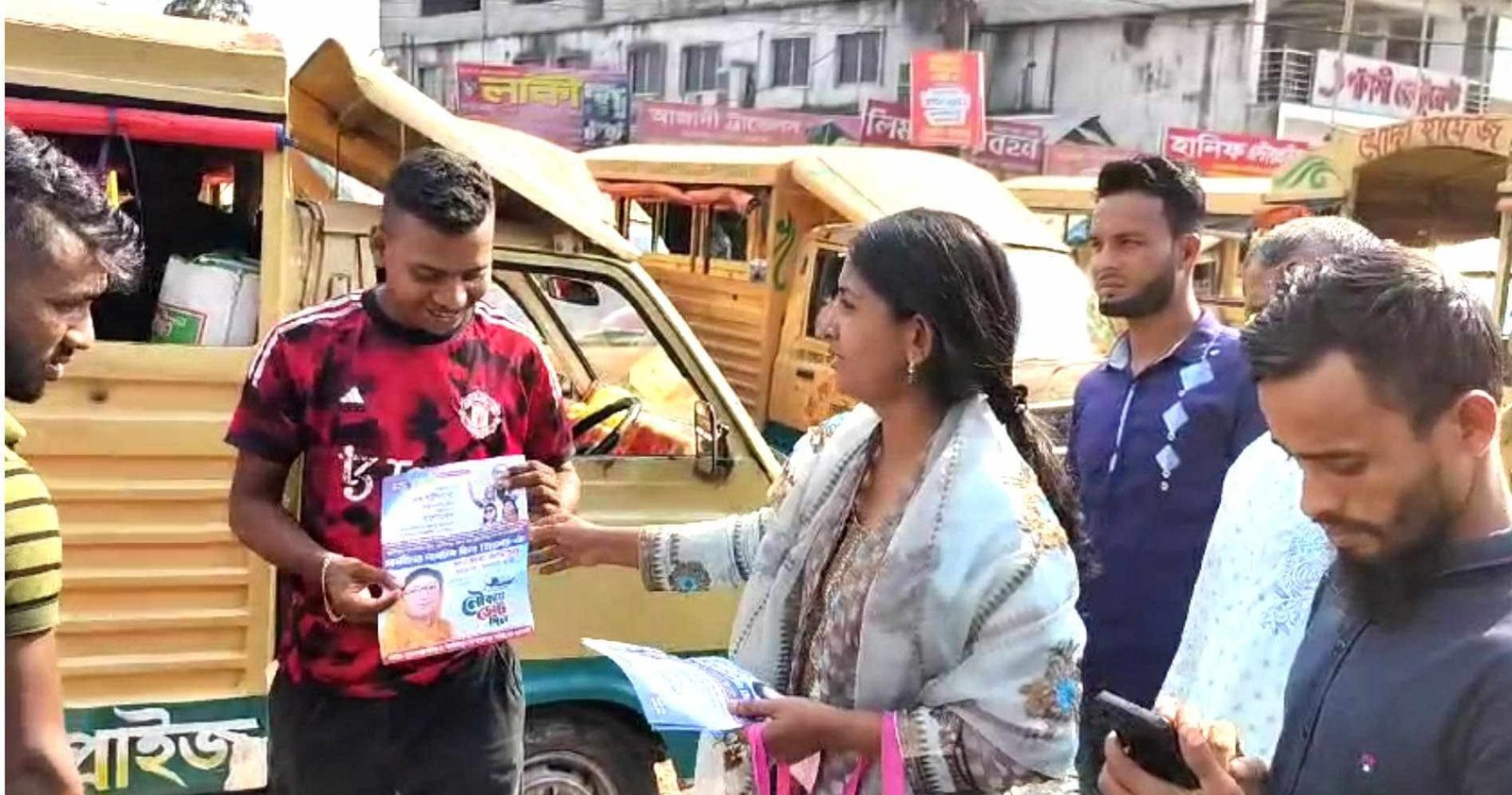 সুনামগঞ্জ-৪ আসনে নৌকার মনোনয়ন প্রত্যাশী সানজিদা নাসরিনের লিফলেট বিতরণ
