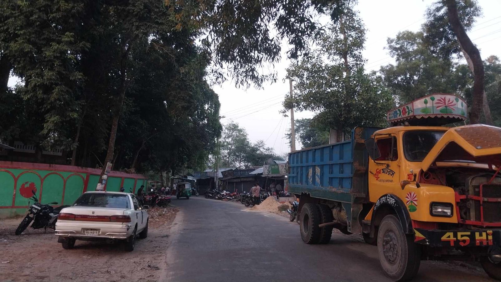 চন্ডীতে চা খাওয়ার নাম করে আড়ালে চলছে অসামাজিক কার্যকলাপ
