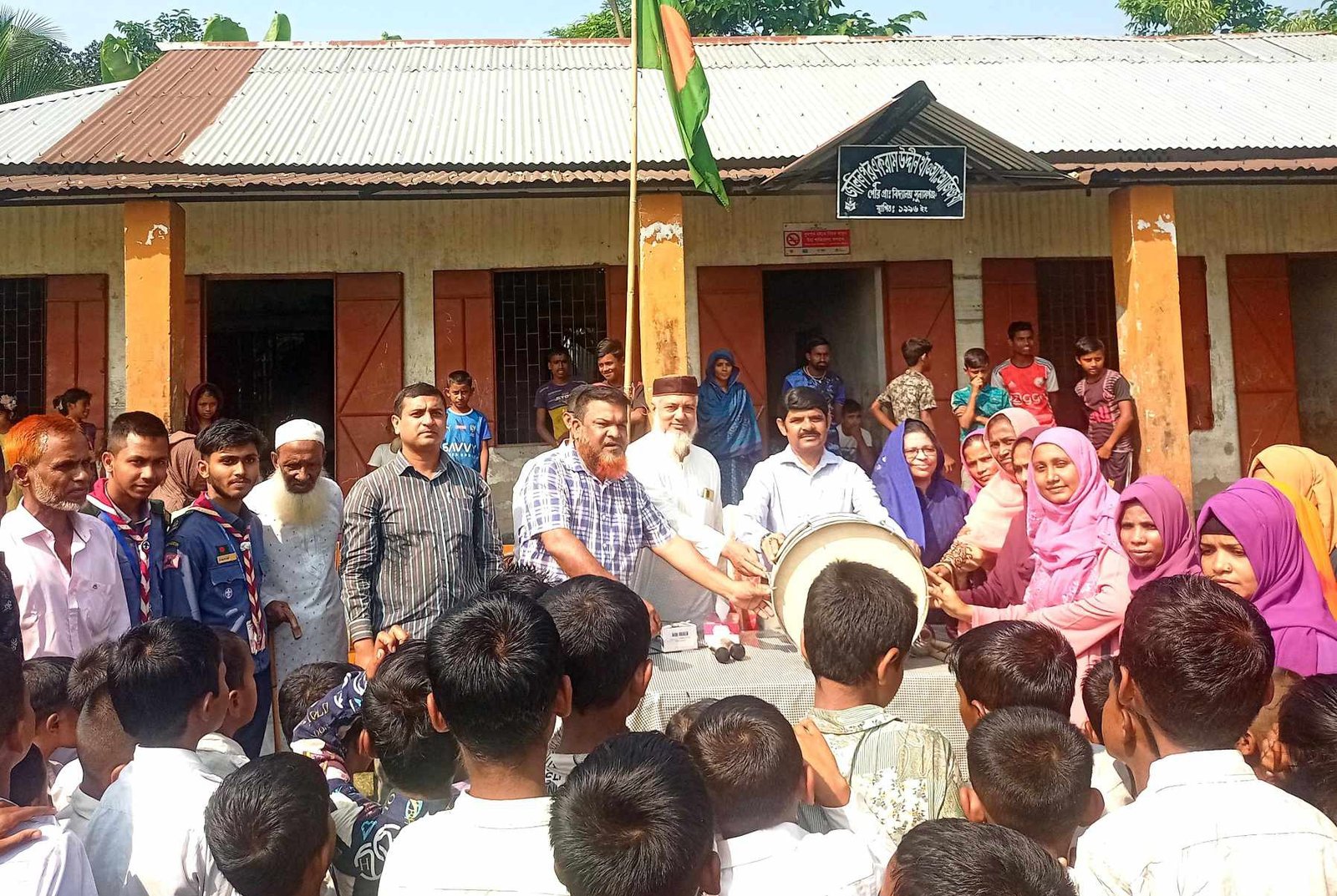 জলিলপুরে পৌর প্রাথমিক বিদ্যালয়ের শিক্ষা উপকরণ বিতরন করেন মেয়র নাদের বখত