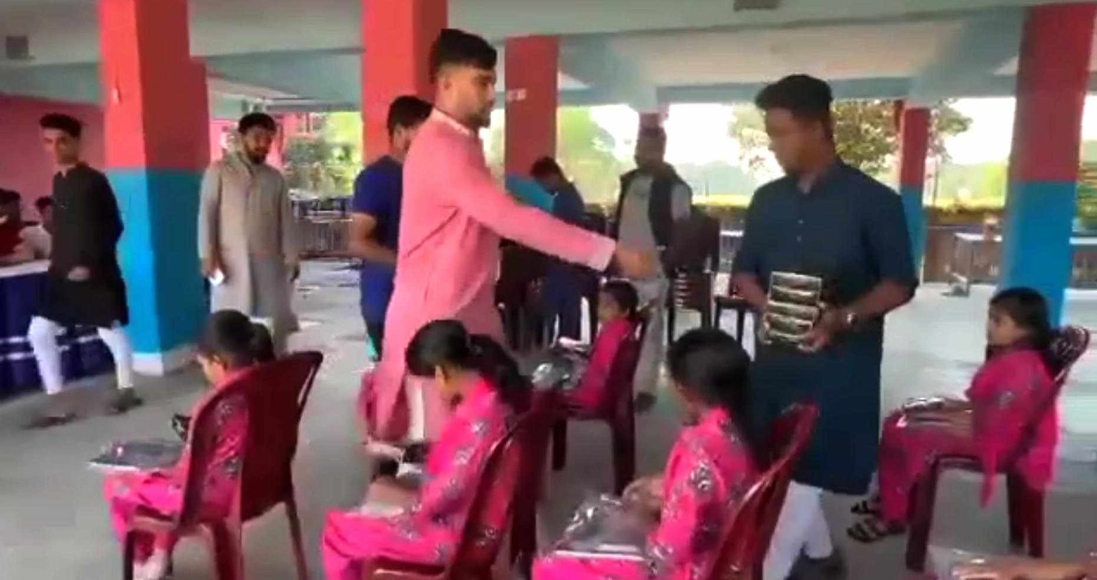 এতিমখানায় দুইশতাধিক এতিম শিক্ষার্থীদের মাঝে সুনামগঞ্জ ছাত্রলীগ নেতার খাবার ও শিক্ষা সামগ্রী বিতরণ