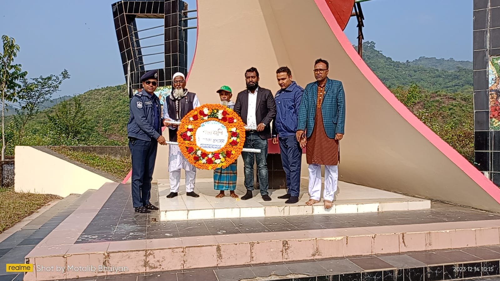 দোয়ারাবাজারে শহীদ বুদ্ধিজীবী দিবস উপলক্ষে হকনগর শহীদ স্মৃতিসৌধে পুষ্পস্তবক অর্পণ